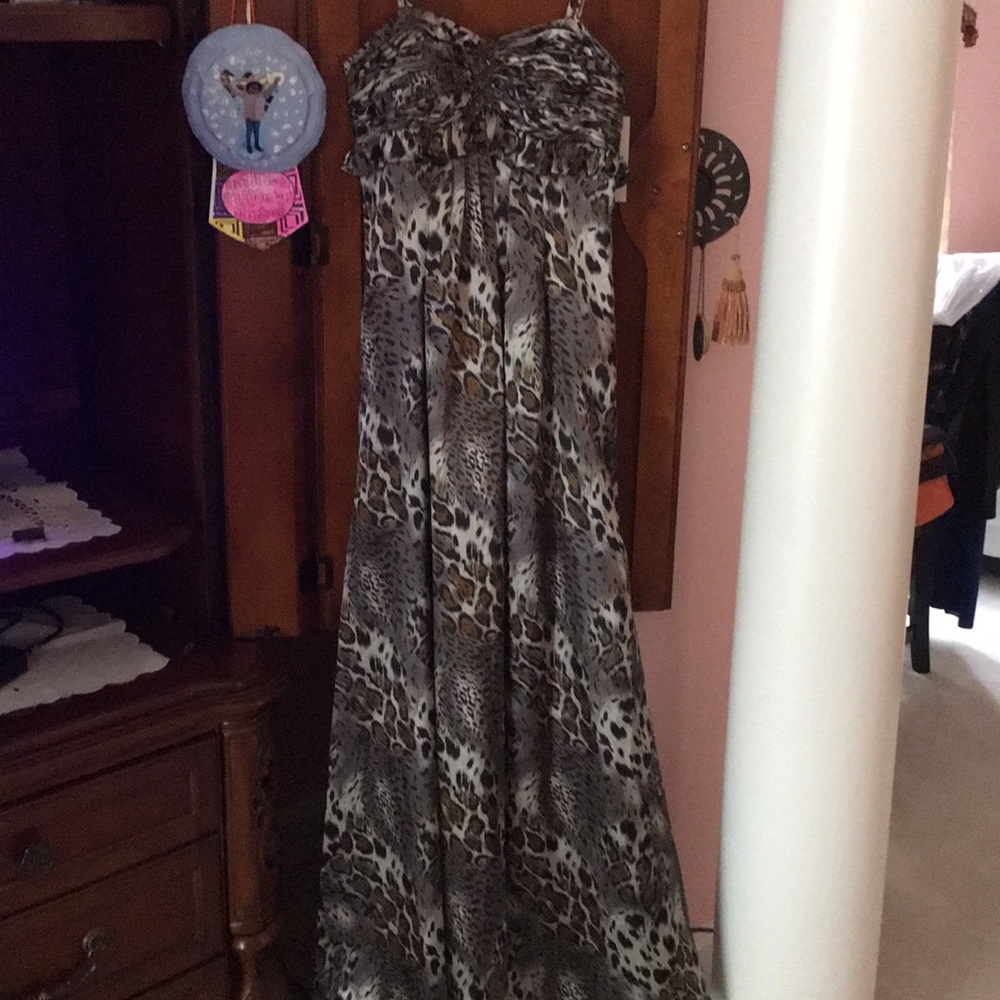 Elegant dress with a longer tail in back.